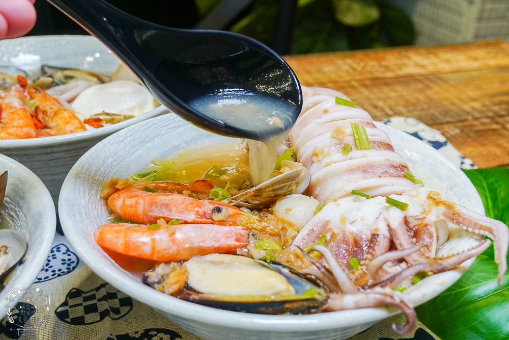 一鍋鮮海鮮鍋物(左營店)高雄海鮮多到快滿出來的鍋燒麵飯湯!海鮮控不能錯過的痛風料理!