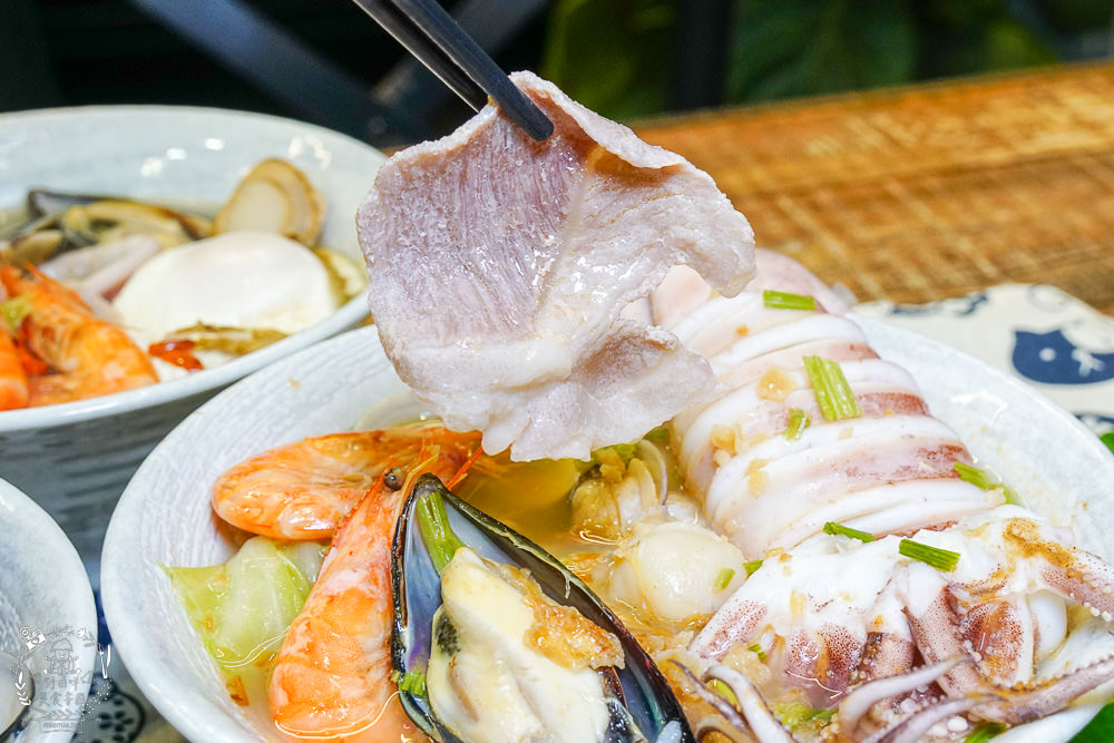 一鍋鮮海鮮鍋物(左營店)高雄海鮮多到快滿出來的鍋燒麵飯湯!海鮮控不能錯過的痛風料理!