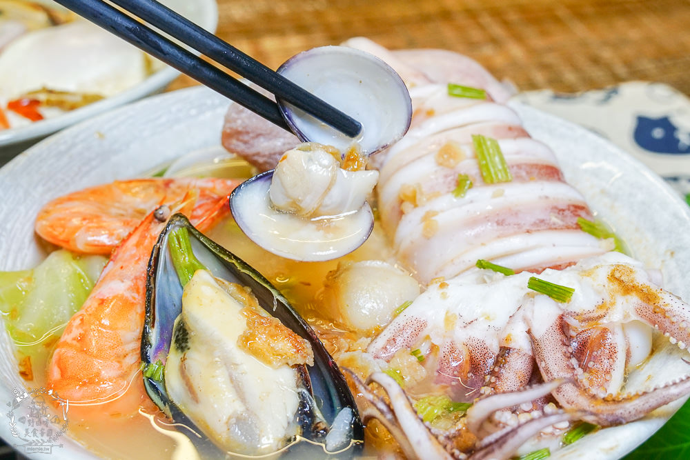 一鍋鮮海鮮鍋物(左營店)高雄海鮮多到快滿出來的鍋燒麵飯湯!海鮮控不能錯過的痛風料理!