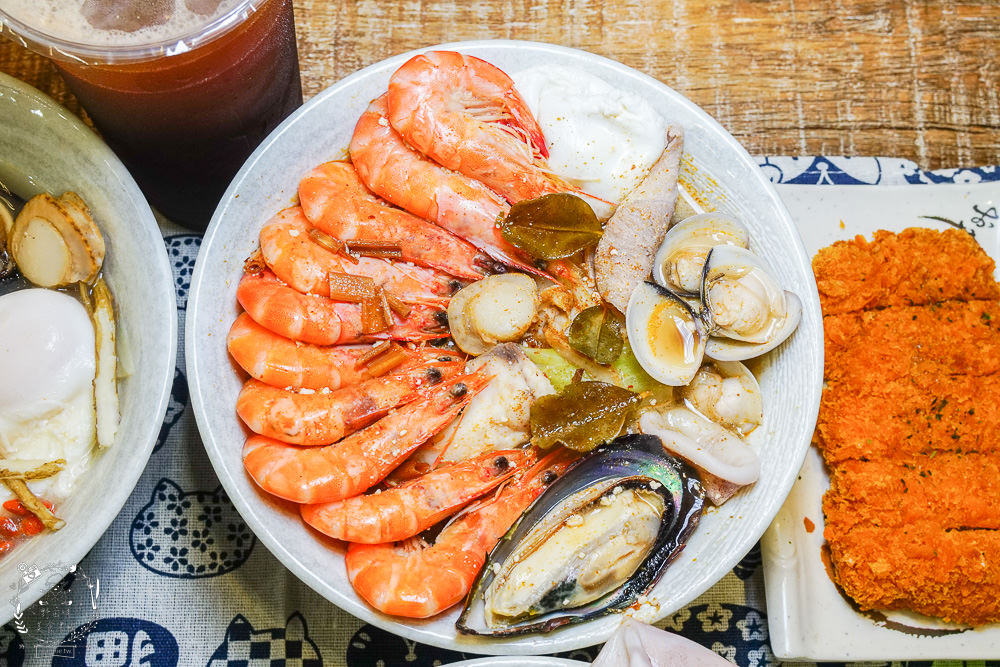 一鍋鮮海鮮鍋物(左營店)高雄海鮮多到快滿出來的鍋燒麵飯湯!海鮮控不能錯過的痛風料理!