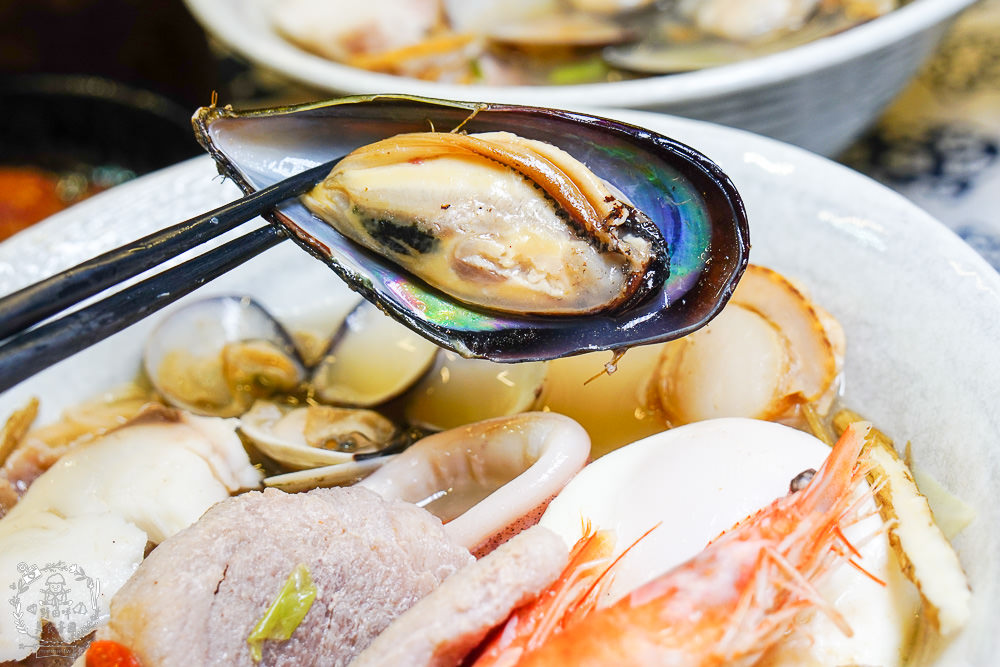 一鍋鮮海鮮鍋物(左營店)高雄海鮮多到快滿出來的鍋燒麵飯湯!海鮮控不能錯過的痛風料理!