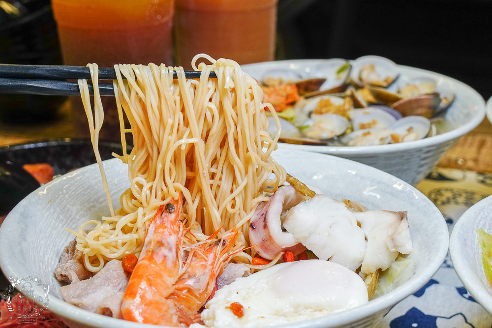 一鍋鮮海鮮鍋物(左營店)高雄海鮮多到快滿出來的鍋燒麵飯湯!海鮮控不能錯過的痛風料理!