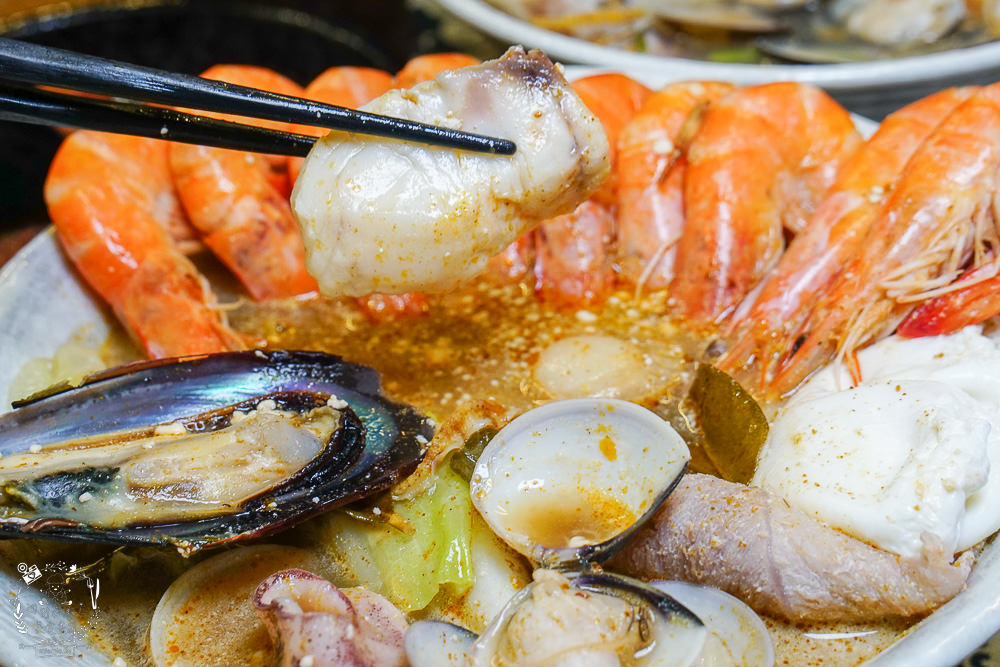 一鍋鮮海鮮鍋物(左營店)高雄海鮮多到快滿出來的鍋燒麵飯湯!海鮮控不能錯過的痛風料理!