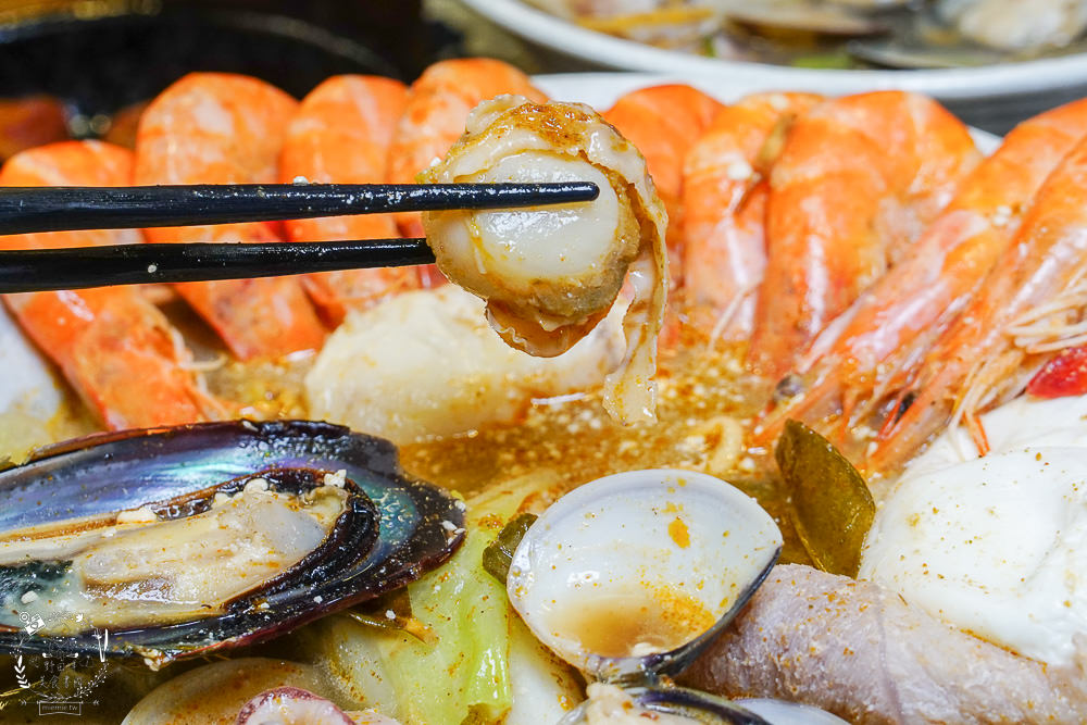 一鍋鮮海鮮鍋物(左營店)高雄海鮮多到快滿出來的鍋燒麵飯湯!海鮮控不能錯過的痛風料理!