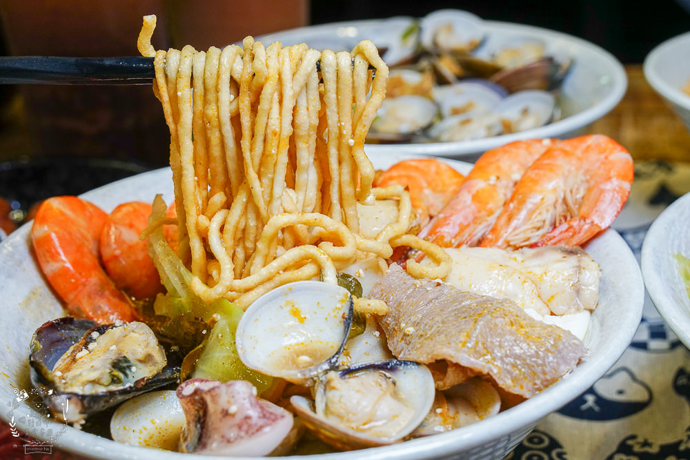 一鍋鮮海鮮鍋物(左營店)高雄海鮮多到快滿出來的鍋燒麵飯湯!海鮮控不能錯過的痛風料理!