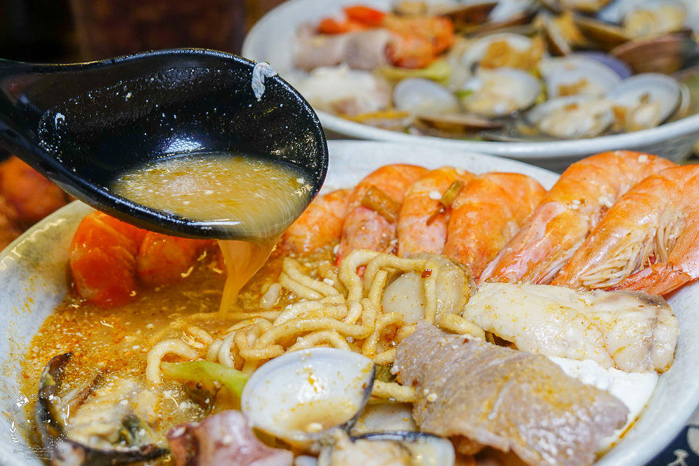 一鍋鮮海鮮鍋物(左營店)高雄海鮮多到快滿出來的鍋燒麵飯湯!海鮮控不能錯過的痛風料理!