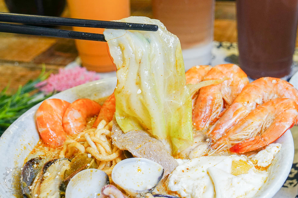 一鍋鮮海鮮鍋物(左營店)高雄海鮮多到快滿出來的鍋燒麵飯湯!海鮮控不能錯過的痛風料理!