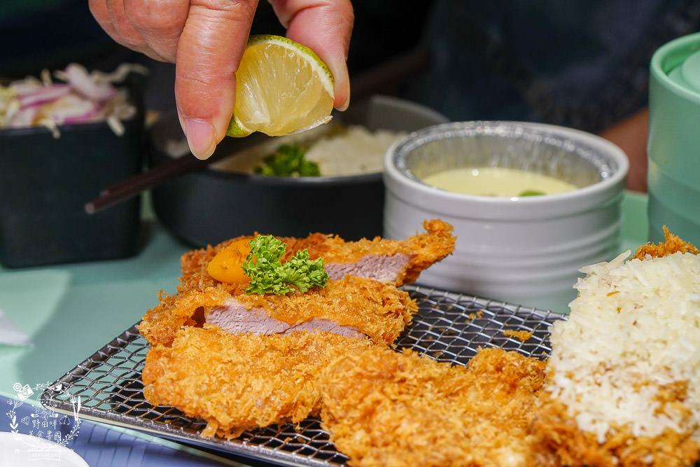 來自日本蔵前的三筋日式豬排高雄1號店!銷魂起司榴槤炸豬排香氣超濃郁!生菜白飯味噌湯爽爽吃到飽? - 第53張圖 來自日本蔵前的三筋日式豬排高雄1號店!銷魂起司榴槤炸豬排香氣超濃郁!生菜白飯味噌湯爽爽吃到飽?