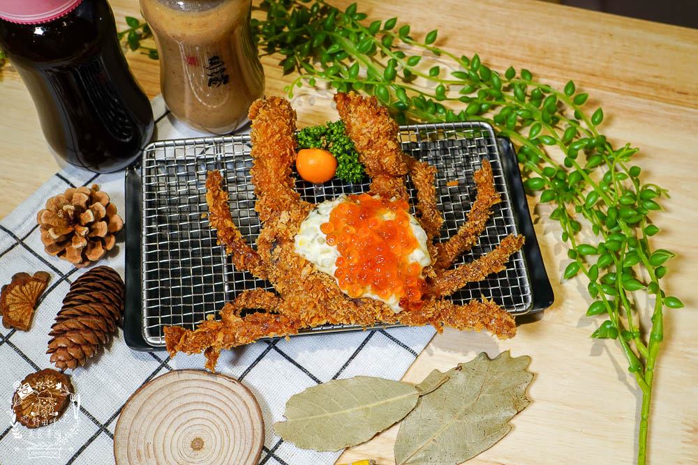 高雄[三筋日式豬排]每日限量的酥炸藍鑽軟殼蟹佐滿滿鮭魚卵!生菜白飯味噌湯爽爽吃到飽?