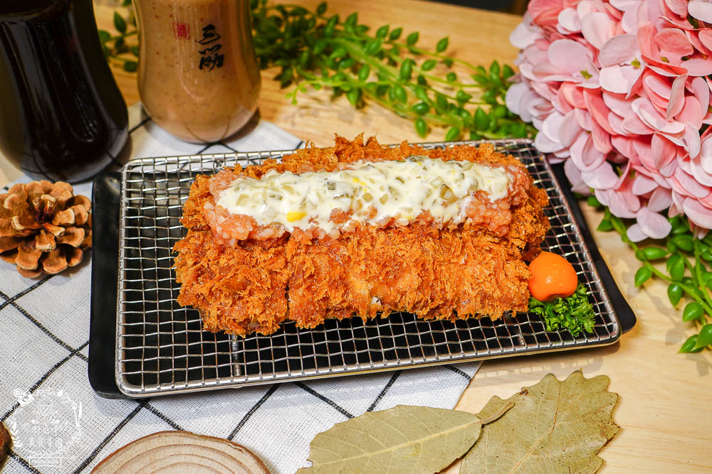 高雄[三筋日式豬排]每日限量的酥炸藍鑽軟殼蟹佐滿滿鮭魚卵!生菜白飯味噌湯爽爽吃到飽?