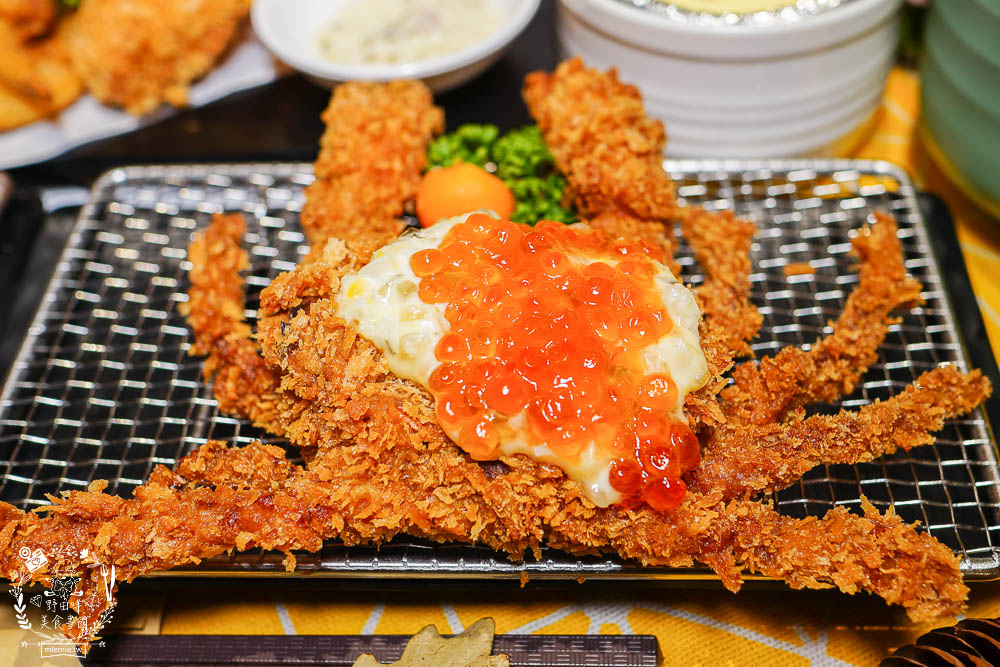 高雄[三筋日式豬排]每日限量的酥炸藍鑽軟殼蟹佐滿滿鮭魚卵!生菜白飯味噌湯爽爽吃到飽?