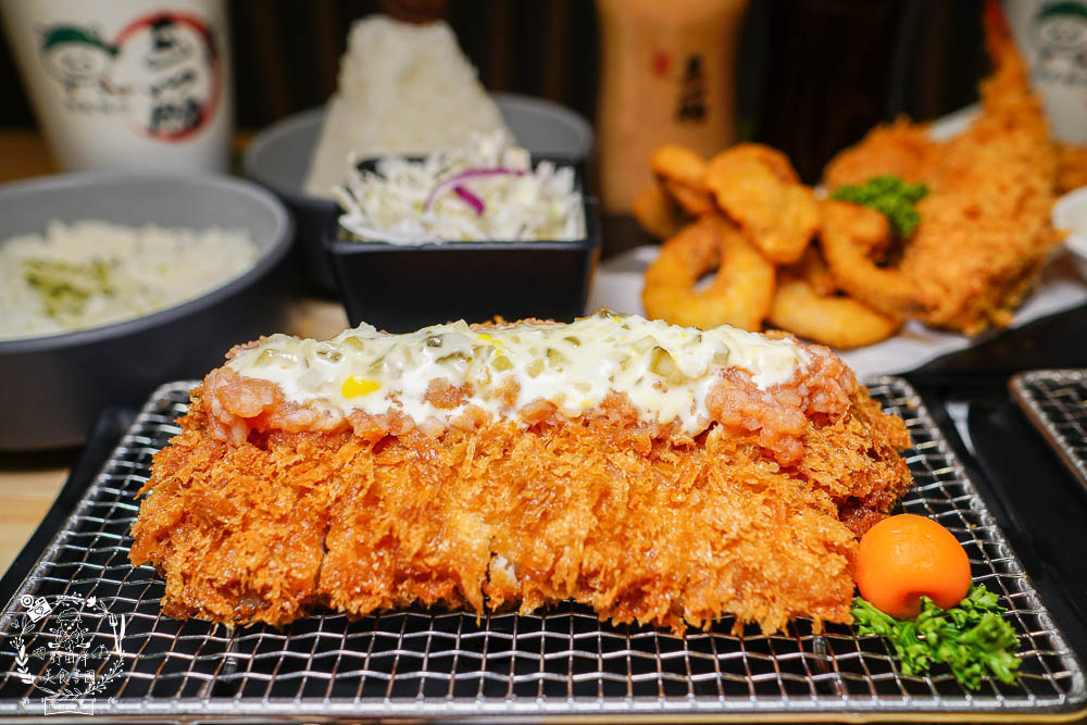高雄[三筋日式豬排]每日限量的酥炸藍鑽軟殼蟹佐滿滿鮭魚卵!生菜白飯味噌湯爽爽吃到飽?