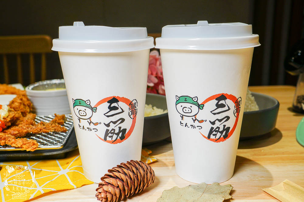 高雄[三筋日式豬排]每日限量的酥炸藍鑽軟殼蟹佐滿滿鮭魚卵!生菜白飯味噌湯爽爽吃到飽?