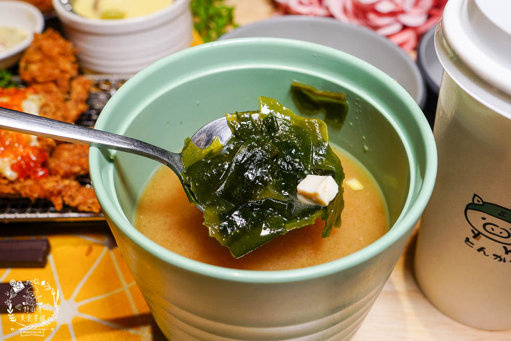 高雄[三筋日式豬排]每日限量的酥炸藍鑽軟殼蟹佐滿滿鮭魚卵!生菜白飯味噌湯爽爽吃到飽?