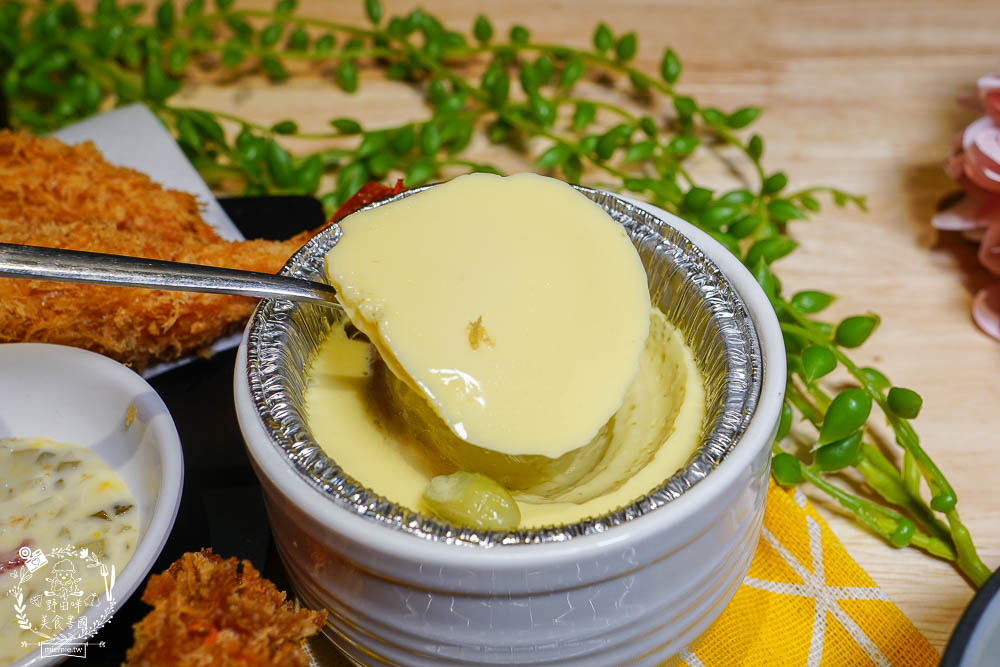 高雄[三筋日式豬排]每日限量的酥炸藍鑽軟殼蟹佐滿滿鮭魚卵!生菜白飯味噌湯爽爽吃到飽?
