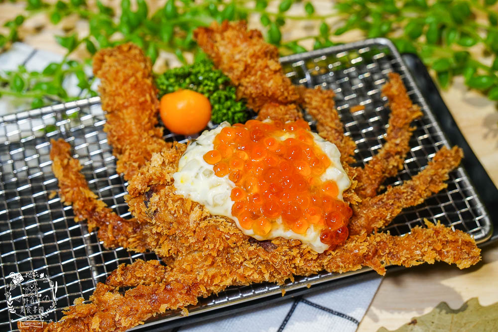 高雄[三筋日式豬排]每日限量的酥炸藍鑽軟殼蟹佐滿滿鮭魚卵!生菜白飯味噌湯爽爽吃到飽?