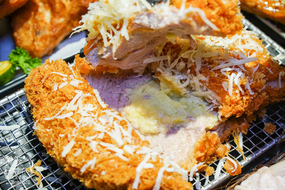 三筋日式豬排高雄一號店|首推超銷魂的燒肉定食!榴槤控必吃罪惡榴槤起司豬排!味噌湯跟高麗菜絲免費續加!