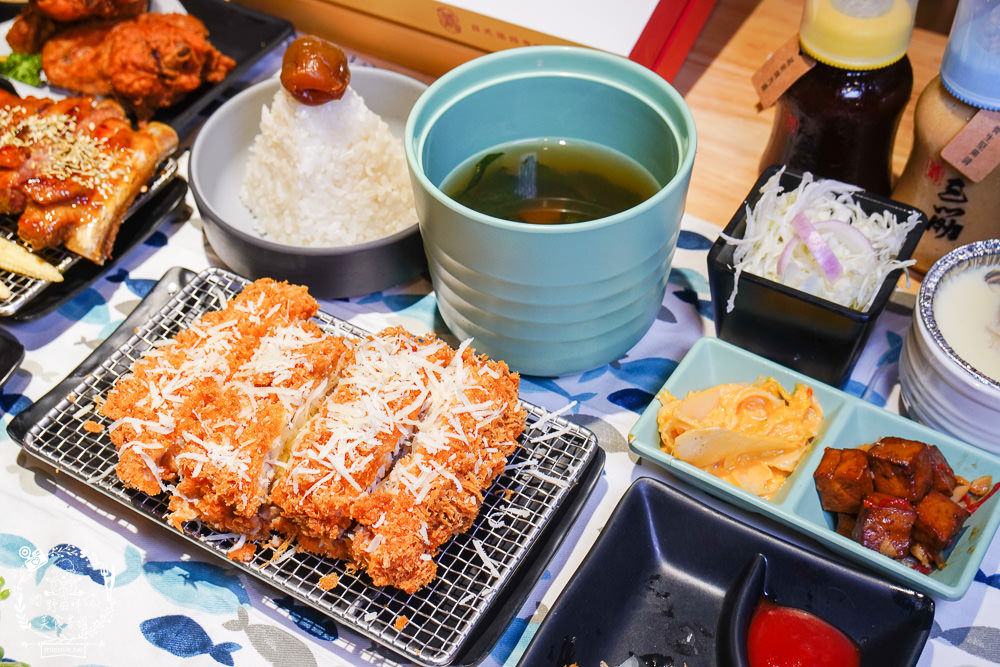 三筋日式豬排高雄一號店|首推超銷魂的燒肉定食!榴槤控必吃罪惡榴槤起司豬排!味噌湯跟高麗菜絲免費續加!