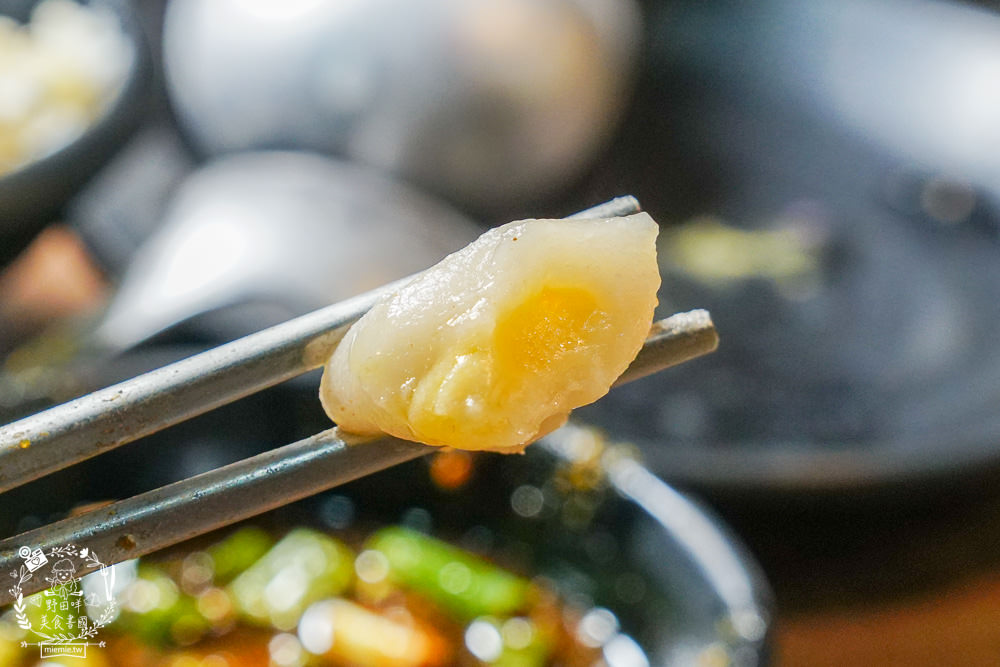 高雄[上官木桶鍋]超霸氣人氣肉肉山銷魂激推!肉片海鮮加1元多1件的超值選擇?還有讓父母安心吃火鍋的親子遊戲室