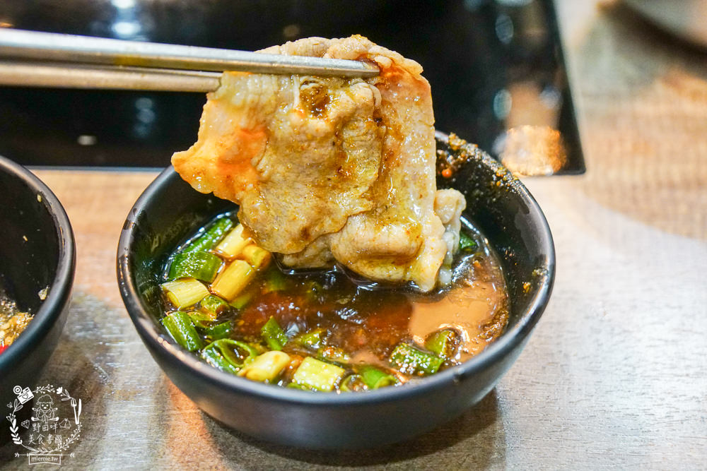 高雄[上官木桶鍋]超霸氣人氣肉肉山銷魂激推!肉片海鮮加1元多1件的超值選擇?還有讓父母安心吃火鍋的親子遊戲室