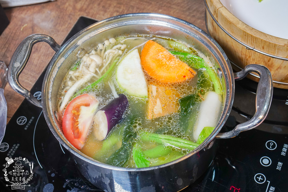 高雄[上官木桶鍋]超霸氣人氣肉肉山銷魂激推!肉片海鮮加1元多1件的超值選擇?還有讓父母安心吃火鍋的親子遊戲室