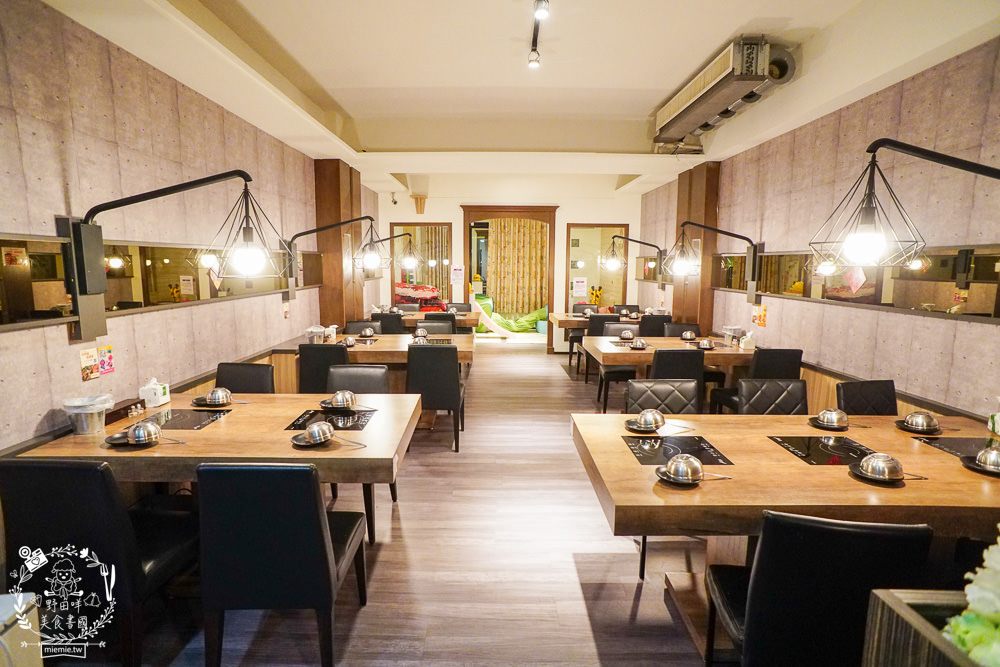 高雄[上官木桶鍋]超霸氣人氣肉肉山銷魂激推!肉片海鮮加1元多1件的超值選擇?還有讓父母安心吃火鍋的親子遊戲室