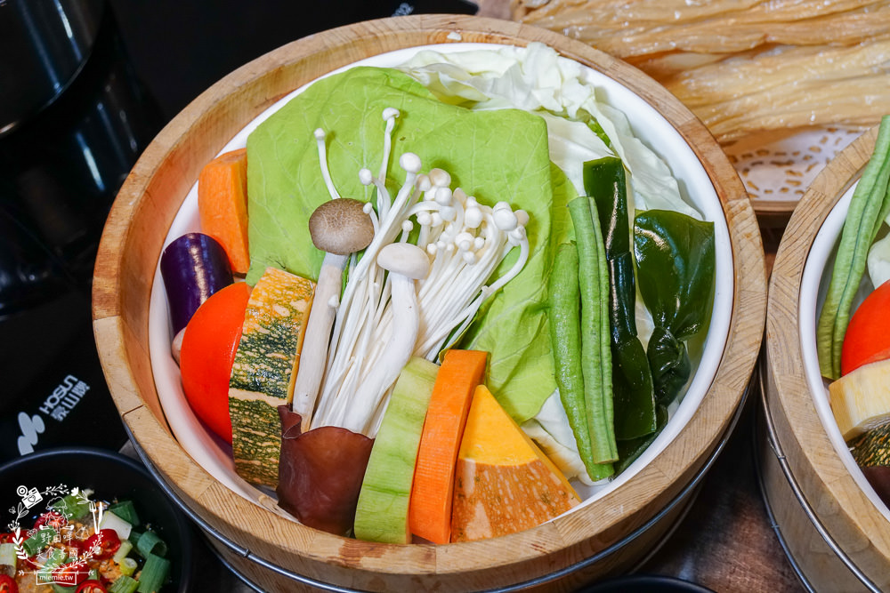 高雄[上官木桶鍋]超霸氣人氣肉肉山銷魂激推!肉片海鮮加1元多1件的超值選擇?還有讓父母安心吃火鍋的親子遊戲室