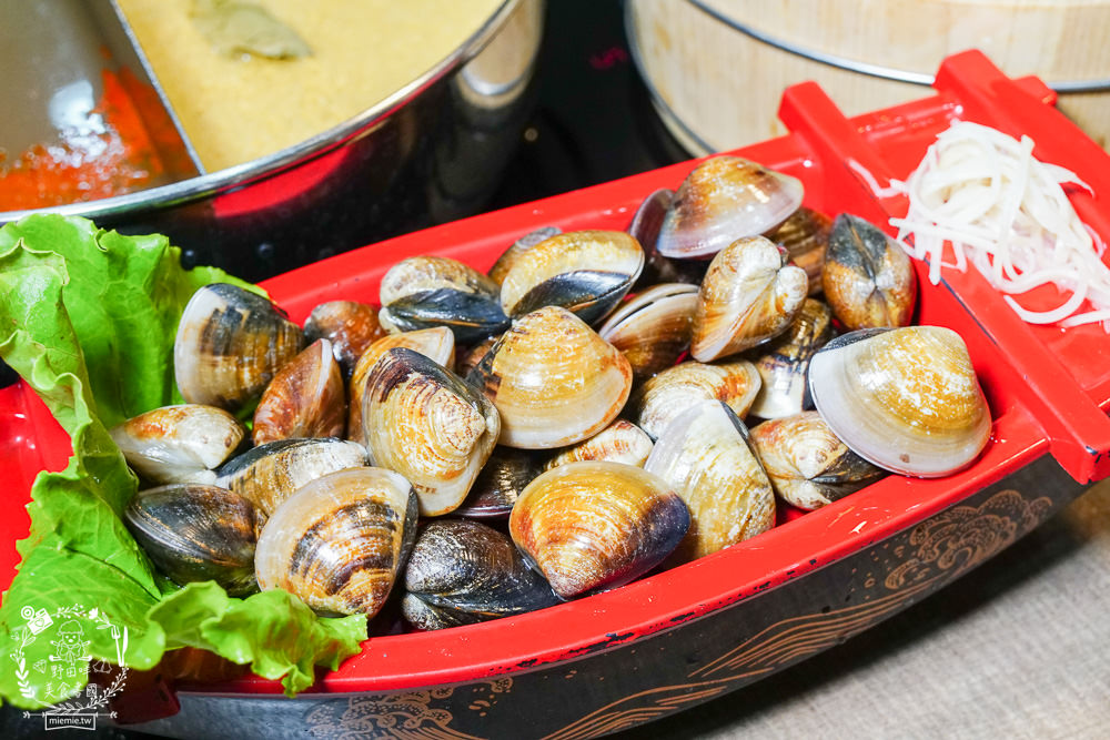 高雄[上官木桶鍋]超霸氣人氣肉肉山銷魂激推!肉片海鮮加1元多1件的超值選擇?還有讓父母安心吃火鍋的親子遊戲室