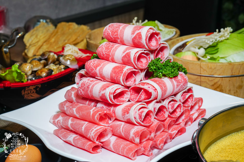 高雄[上官木桶鍋]超霸氣人氣肉肉山銷魂激推!肉片海鮮加1元多1件的超值選擇?還有讓父母安心吃火鍋的親子遊戲室