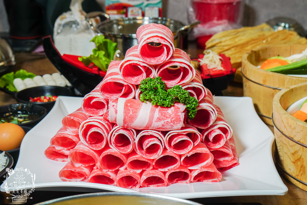 高雄[上官木桶鍋]超霸氣人氣肉肉山銷魂激推!肉片海鮮加1元多1件的超值選擇?還有讓父母安心吃火鍋的親子遊戲室