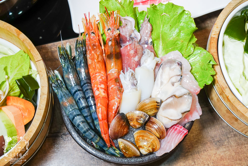 高雄[上官木桶鍋]超霸氣人氣肉肉山銷魂激推!肉片海鮮加1元多1件的超值選擇?還有讓父母安心吃火鍋的親子遊戲室