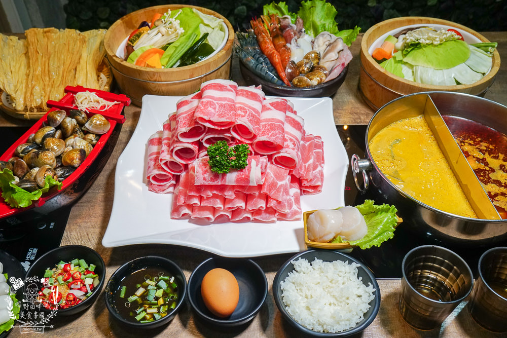高雄[上官木桶鍋]超霸氣人氣肉肉山銷魂激推!肉片海鮮加1元多1件的超值選擇?還有讓父母安心吃火鍋的親子遊戲室