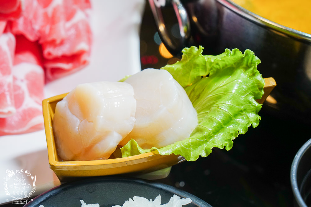 高雄[上官木桶鍋]超霸氣人氣肉肉山銷魂激推!肉片海鮮加1元多1件的超值選擇?還有讓父母安心吃火鍋的親子遊戲室