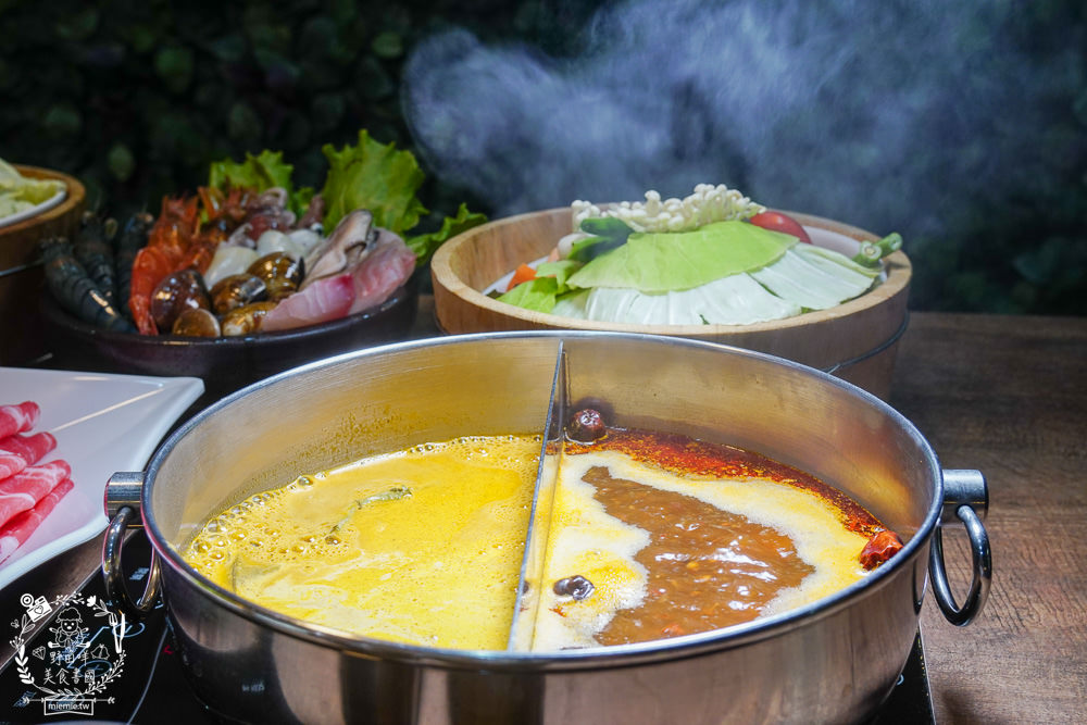 高雄[上官木桶鍋]超霸氣人氣肉肉山銷魂激推!肉片海鮮加1元多1件的超值選擇?還有讓父母安心吃火鍋的親子遊戲室