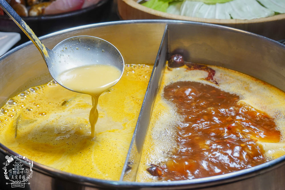 高雄[上官木桶鍋]超霸氣人氣肉肉山銷魂激推!肉片海鮮加1元多1件的超值選擇?還有讓父母安心吃火鍋的親子遊戲室