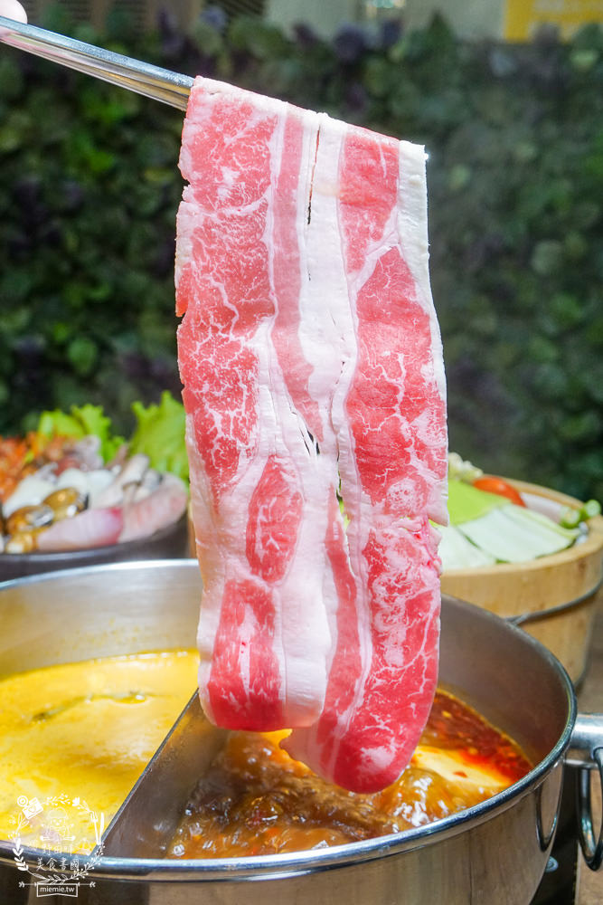 高雄[上官木桶鍋]超霸氣人氣肉肉山銷魂激推!肉片海鮮加1元多1件的超值選擇?還有讓父母安心吃火鍋的親子遊戲室