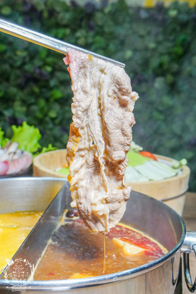 高雄[上官木桶鍋]超霸氣人氣肉肉山銷魂激推!肉片海鮮加1元多1件的超值選擇?還有讓父母安心吃火鍋的親子遊戲室