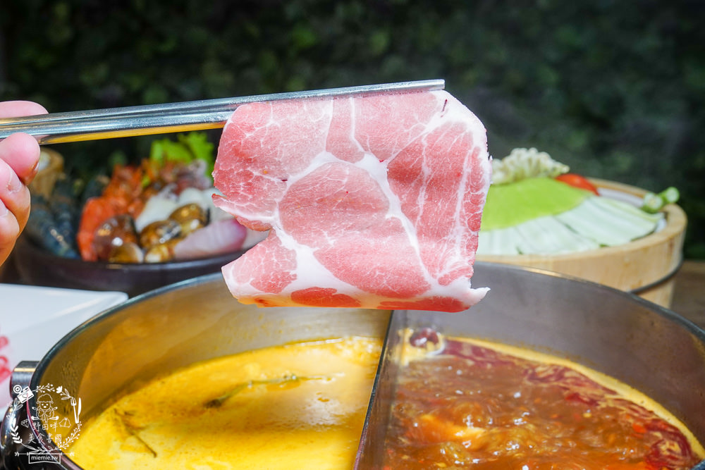 高雄[上官木桶鍋]超霸氣人氣肉肉山銷魂激推!肉片海鮮加1元多1件的超值選擇?還有讓父母安心吃火鍋的親子遊戲室