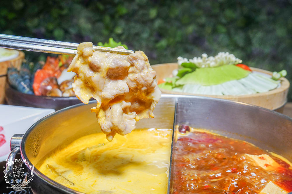 高雄[上官木桶鍋]超霸氣人氣肉肉山銷魂激推!肉片海鮮加1元多1件的超值選擇?還有讓父母安心吃火鍋的親子遊戲室