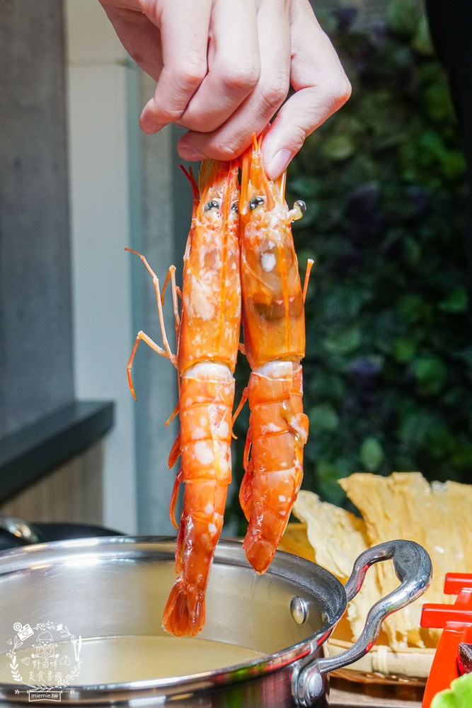 高雄[上官木桶鍋]超霸氣人氣肉肉山銷魂激推!肉片海鮮加1元多1件的超值選擇?還有讓父母安心吃火鍋的親子遊戲室