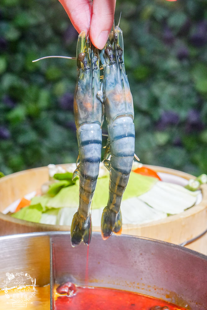 高雄[上官木桶鍋]超霸氣人氣肉肉山銷魂激推!肉片海鮮加1元多1件的超值選擇?還有讓父母安心吃火鍋的親子遊戲室