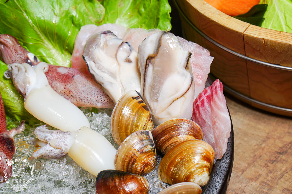 高雄[上官木桶鍋]超霸氣人氣肉肉山銷魂激推!肉片海鮮加1元多1件的超值選擇?還有讓父母安心吃火鍋的親子遊戲室