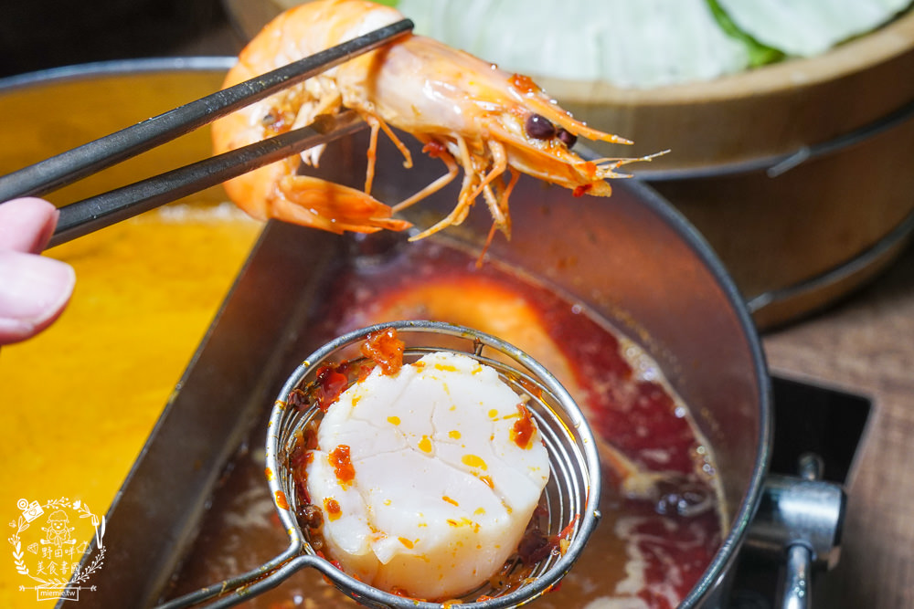 高雄[上官木桶鍋]超霸氣人氣肉肉山銷魂激推!肉片海鮮加1元多1件的超值選擇?還有讓父母安心吃火鍋的親子遊戲室