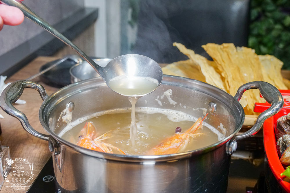 高雄[上官木桶鍋]超霸氣人氣肉肉山銷魂激推!肉片海鮮加1元多1件的超值選擇?還有讓父母安心吃火鍋的親子遊戲室