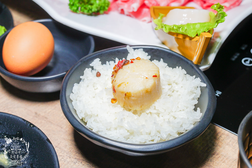 高雄[上官木桶鍋]超霸氣人氣肉肉山銷魂激推!肉片海鮮加1元多1件的超值選擇?還有讓父母安心吃火鍋的親子遊戲室