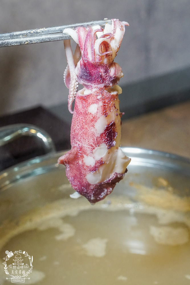 高雄[上官木桶鍋]超霸氣人氣肉肉山銷魂激推!肉片海鮮加1元多1件的超值選擇?還有讓父母安心吃火鍋的親子遊戲室