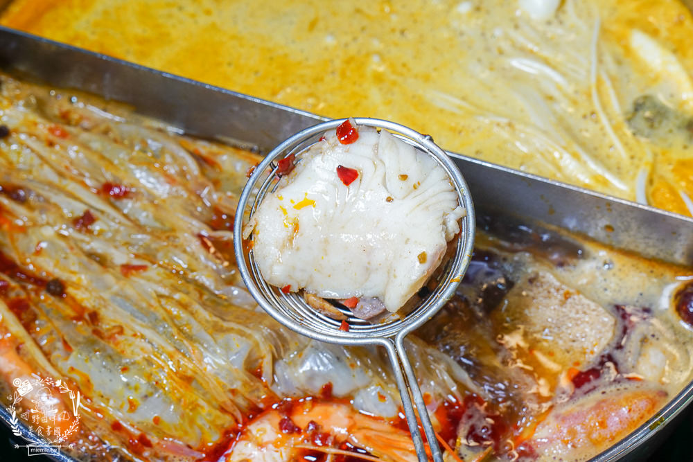 高雄[上官木桶鍋]超霸氣人氣肉肉山銷魂激推!肉片海鮮加1元多1件的超值選擇?還有讓父母安心吃火鍋的親子遊戲室