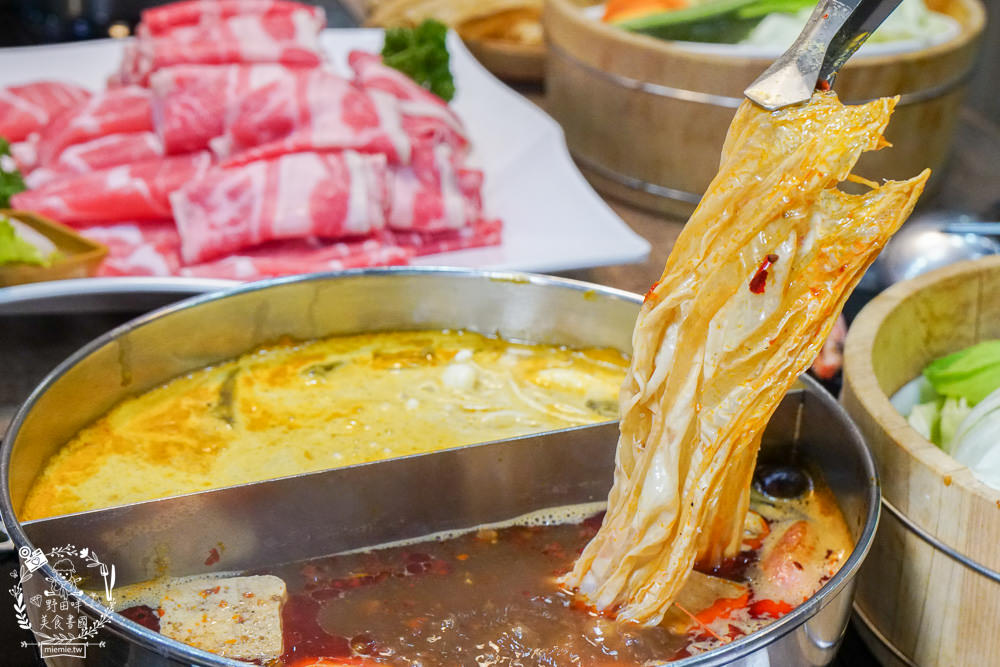 高雄[上官木桶鍋]超霸氣人氣肉肉山銷魂激推!肉片海鮮加1元多1件的超值選擇?還有讓父母安心吃火鍋的親子遊戲室