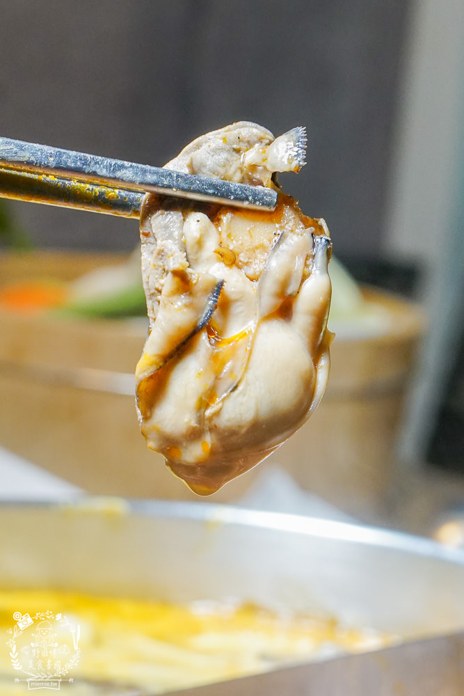 高雄[上官木桶鍋]超霸氣人氣肉肉山銷魂激推!肉片海鮮加1元多1件的超值選擇?還有讓父母安心吃火鍋的親子遊戲室