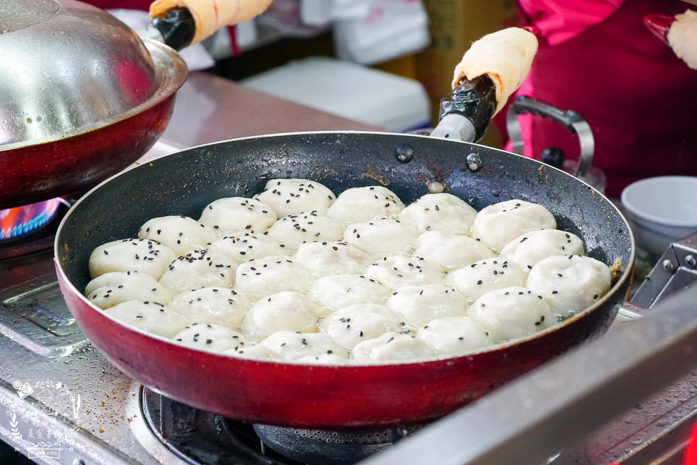 高雄必吃上海生煎湯包!超誇張!連平日都大排長龍的銷魂生煎湯包?油豆腐細粉湯意外特別~
